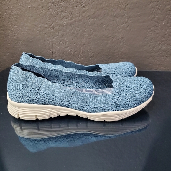 Sneakers Striped Blue Top. - Picture 6 of 9